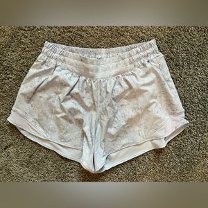 Lululemon hotty hot low rise 4” shorts